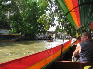 Mit dem Longtail-Boot auf den Kanälen von Bangkok